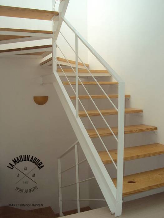 Conjunto Zen House, La Maquiladora / taller de ideas La Maquiladora / taller de ideas Minimalist corridor, hallway & stairs