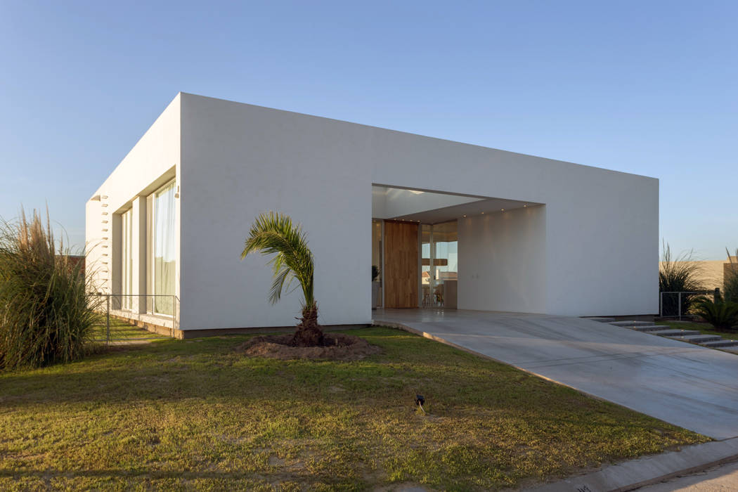 PERSPECTIVA DE FACHADA SUR VISMARACORSI ARQUITECTOS Casas minimalistas