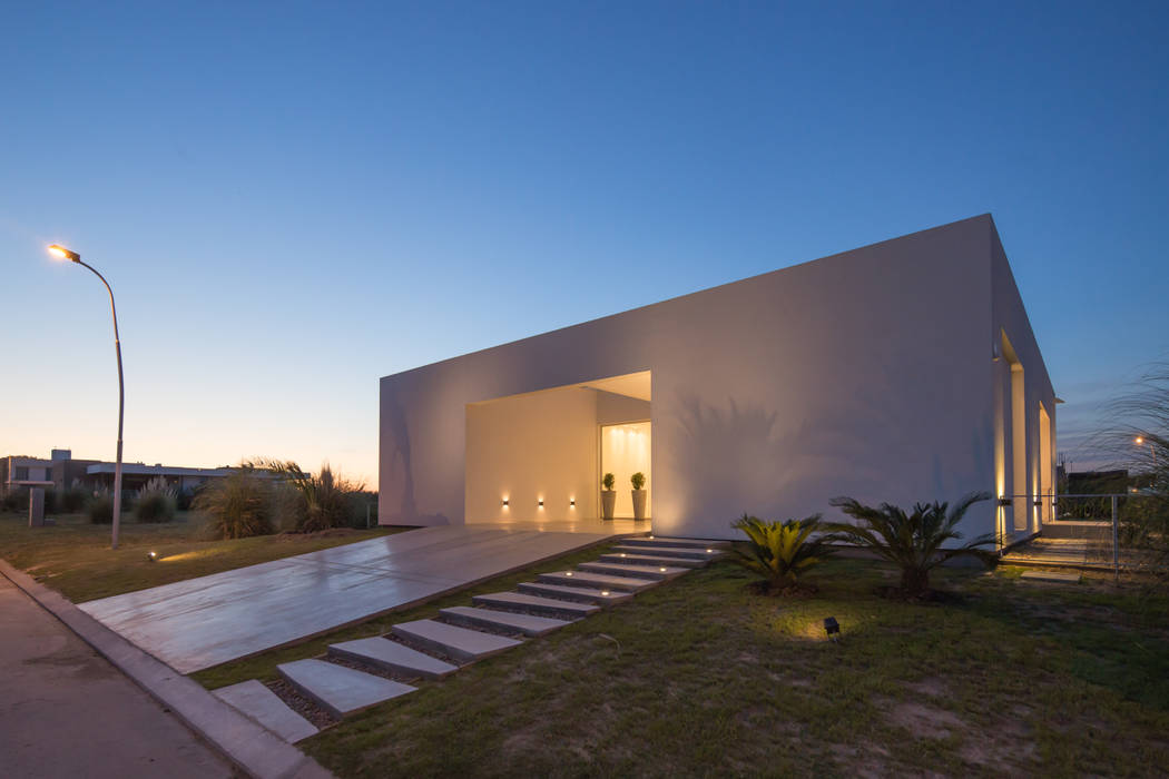 PERSPECTIVA DE FACHADA SUR VISMARACORSI ARQUITECTOS Casas de estilo minimalista