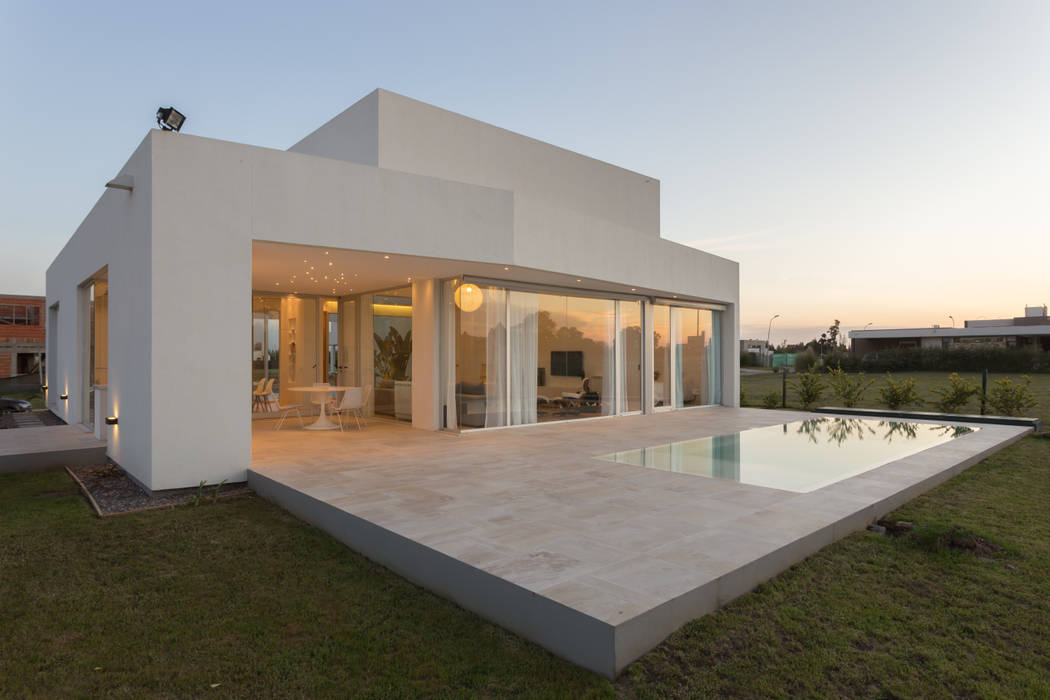 PERSPECTIVA DE FACHADA NORTE VISMARACORSI ARQUITECTOS Casas de estilo minimalista