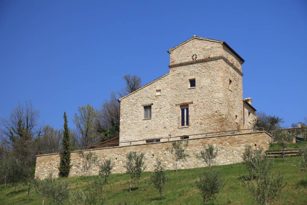 the watch tower in Montedinove, Le Marche, studio di architettura ulissi studio di architettura ulissi Casas de estilo rural Piedra