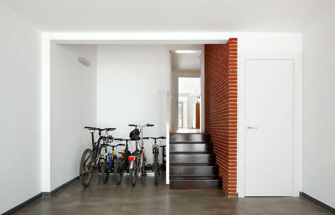 Una Reforma dejada a medias se convirtió en un Hogar Moderno, Vallribera Arquitectes Vallribera Arquitectes Garage/Rimessa minimalista