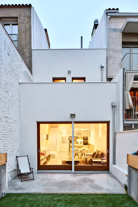 59RUT New house between dividing walls in the centre of Terrassa, Vallribera Arquitectes Vallribera Arquitectes ミニマルな 家