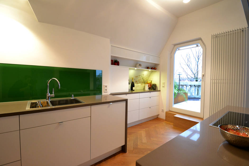 Wohnen im Dachgeschoss, reichl---beraten-planen-verwirklichen reichl---beraten-planen-verwirklichen Modern style kitchen