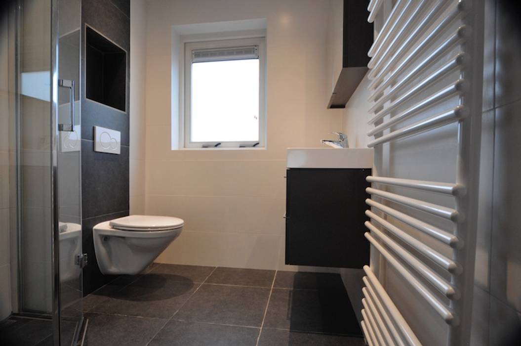 badkamer referentie Haarlem, AGZ badkamers en sanitair AGZ badkamers en sanitair Ванная комната в стиле модерн Плитка Черный Ванны и душевые