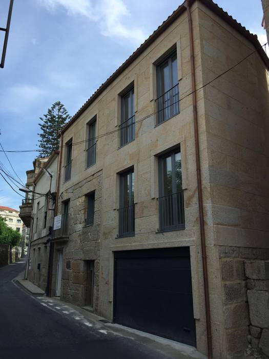 Rehabilitación de vivienda en c/SIMANCAS en Vigo (Pontevedra), HUGA ARQUITECTOS HUGA ARQUITECTOS Moderne Häuser Stein