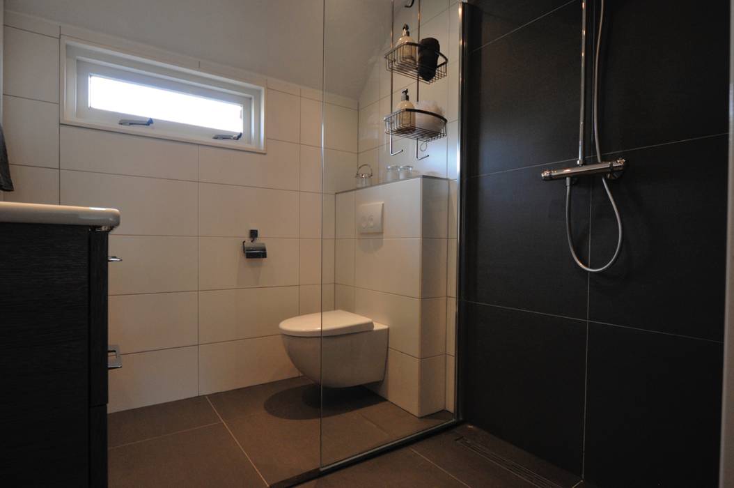 complete badkamer Heerhugowaard, AGZ badkamers en sanitair AGZ badkamers en sanitair Modern bathroom Tiles Toilets