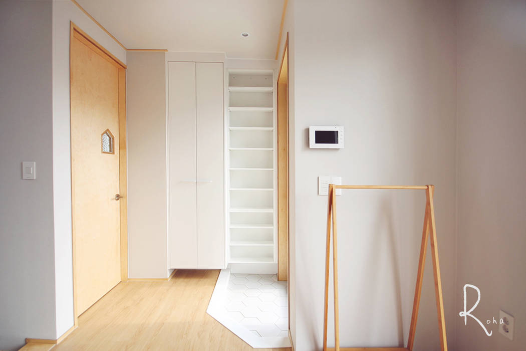 미니멀한 자연주의 감성주택, 33평 주택리모델링, 로하디자인 로하디자인 Minimalistischer Flur, Diele & Treppenhaus