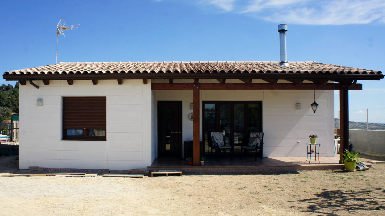 CASA CON ESTRUCTURA MADERA RIBA MASSANELL S.L. Casas de estilo mediterráneo Madera Acabado en madera