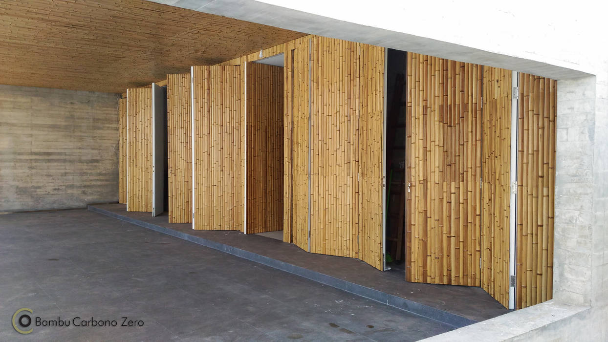 Residência em Curitiba -Revestimento com réguas de bambu, BAMBU CARBONO ZERO BAMBU CARBONO ZERO 車庫/遮陽棚 竹 Green