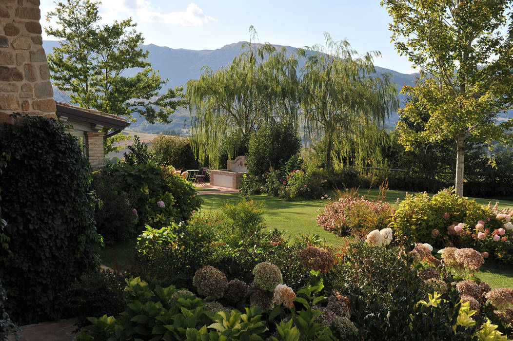 Un casolare incantato, Studio Architettura del Paesaggio Giardini Giordani di Luigina Giordani Studio Architettura del Paesaggio Giardini Giordani di Luigina Giordani 지중해스타일 정원