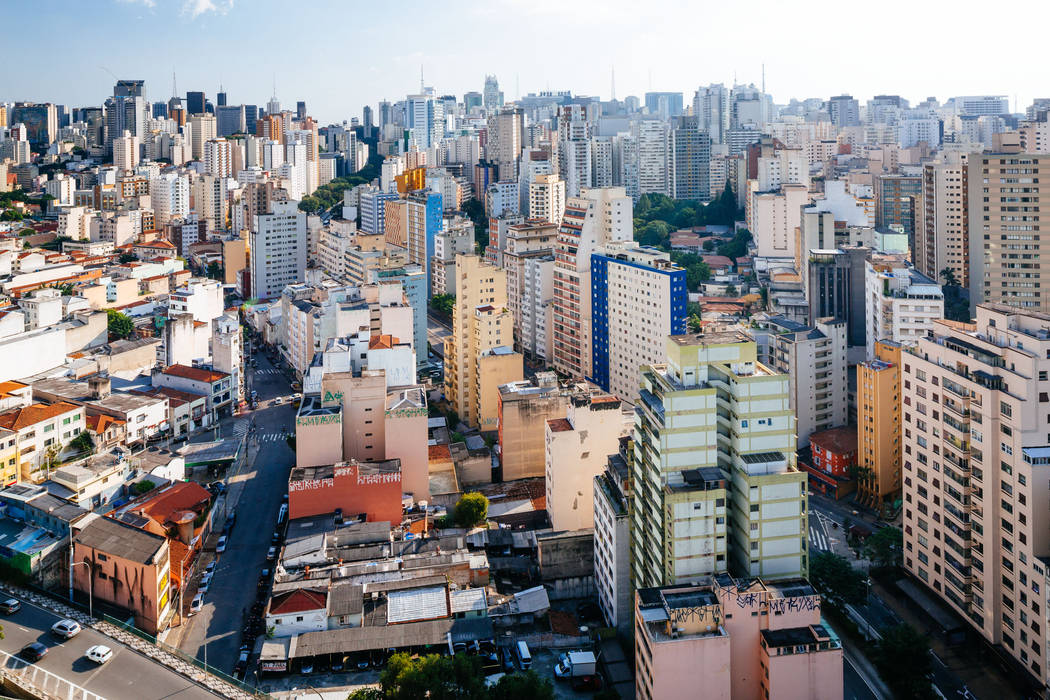 Apartamento Edifício Brasil, Alvorada Arquitetos Alvorada Arquitetos Modern terrace