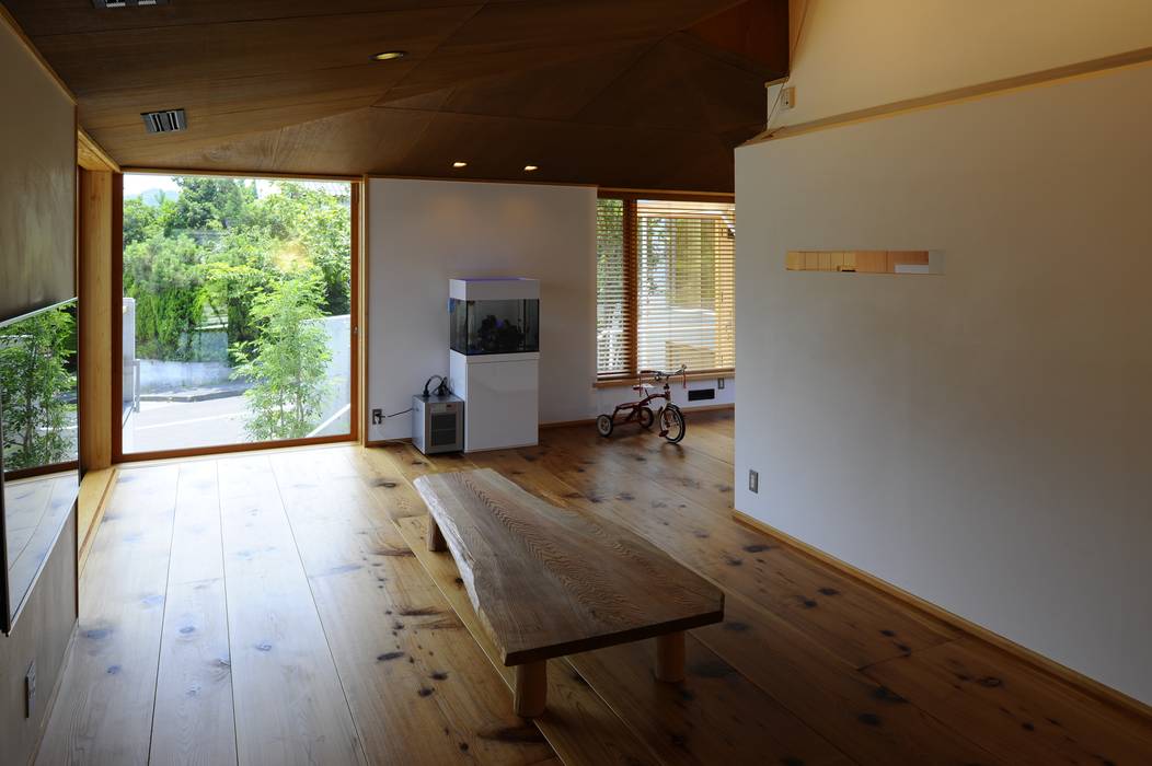 ゲストハウス シェド建築設計室 モダンデザインの リビング 木 木目調 Homify