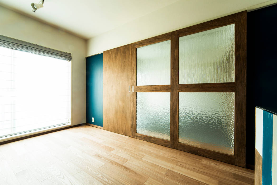 ドア 一級建築士事務所アンドロッジ ラスティックな 窓&ドア 木 木目調 マンション,リノベーション,木,ドア