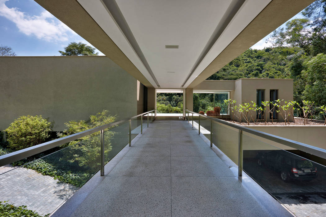 Casa Bosque da Ribeira, Lanza Arquitetos Lanza Arquitetos Modern Corridor, Hallway and Staircase