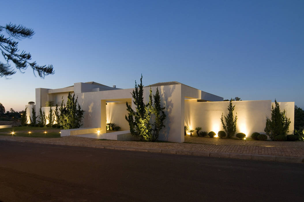 Casa no Morro do Chapéu, Lanza Arquitetos Lanza Arquitetos Casas modernas Céu,Plantar,Propriedade,Prédio,Árvore,Panorama,Imobiliária,Área residencial,Fachada,Tons e sombras