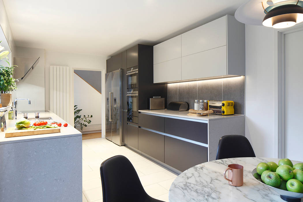 Contemporary kitchen diner in Essex residence Paul Langston Interiors 現代廚房設計點子、靈感&圖片 kitchen lighting,kitchen cabinet,kitchen chairs,kitchen appliances,kitchen table,kitchen floor,LED Lighting,fridge,freezer,kitchen worktop,radiator,oven