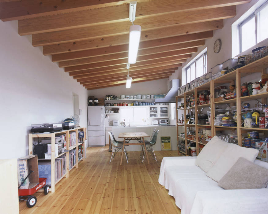 アンティーク雑貨のある家 – ガルバリウム鋼板のローコスト住宅 –, 一級建築士事務所アトリエｍ 一級建築士事務所アトリエｍ Modern Living Room
