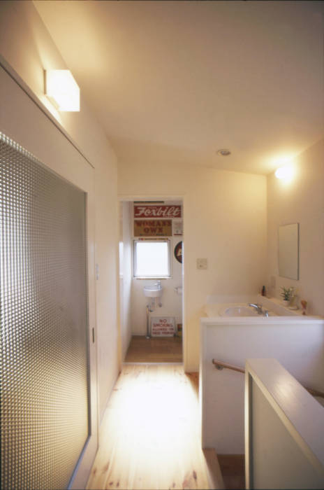 アンティーク雑貨のある家 – ガルバリウム鋼板のローコスト住宅 –, 一級建築士事務所アトリエｍ 一級建築士事務所アトリエｍ Modern Bathroom