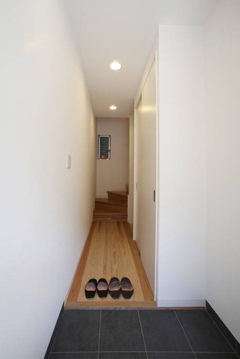 イタウバハウス－夢はかなえる－, 一級建築士事務所アトリエｍ 一級建築士事務所アトリエｍ Couloir, entrée, escaliers modernes