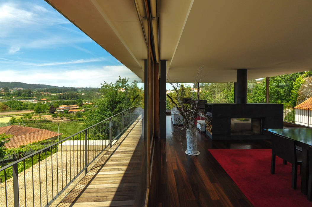 Casa Rui Leal, Lousinha Arquitectos Lousinha Arquitectos Salones modernos Chimeneas y accesorios