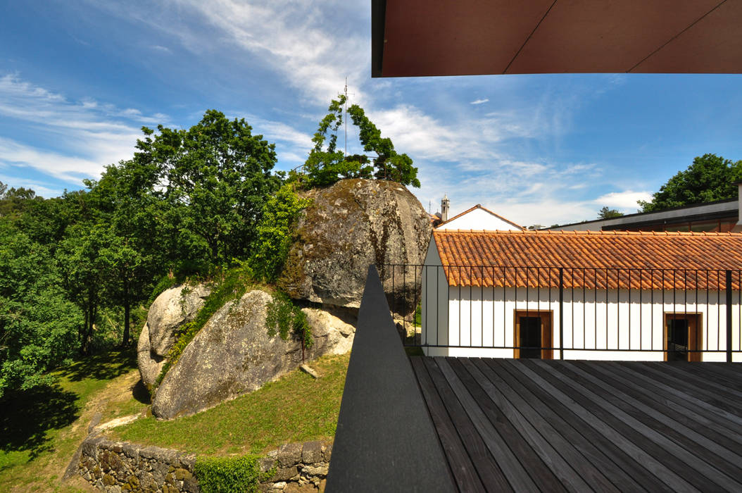 Casa Rui Leal, Lousinha Arquitectos Lousinha Arquitectos Varandas, marquises e terraços modernos