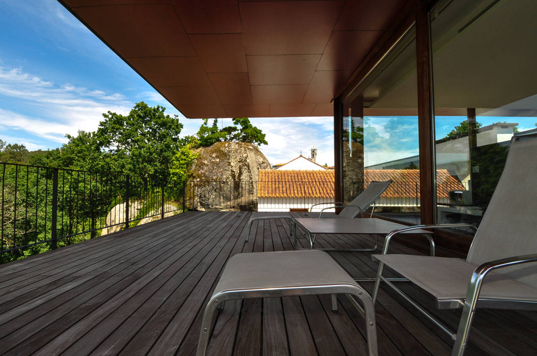 Casa Rui Leal, Lousinha Arquitectos Lousinha Arquitectos Balcon, Veranda & Terrasse modernes