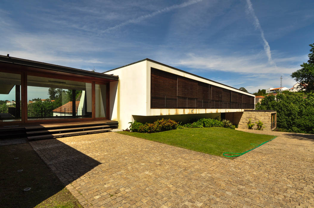 Casa Rui Leal, Lousinha Arquitectos Lousinha Arquitectos Casas modernas