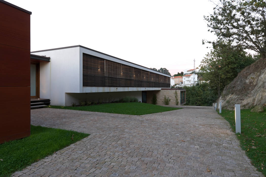 Casa Rui Leal, Lousinha Arquitectos Lousinha Arquitectos Casas modernas