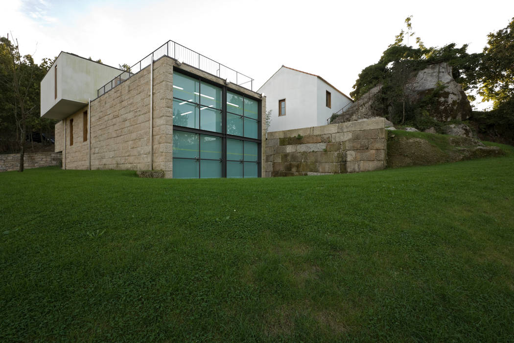 Casa Rui Leal, Lousinha Arquitectos Lousinha Arquitectos モダンな 家