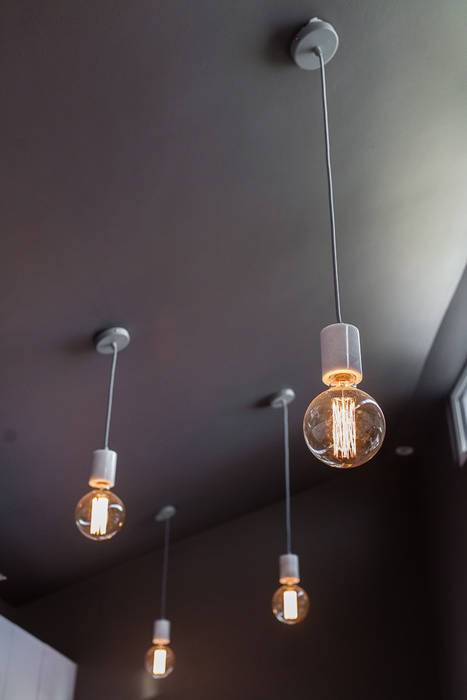 Kitchen Lighting Lauren Gilberthorpe Interiors Cocinas de estilo ecléctico dark ceiling