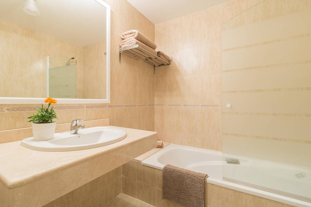 REPORTAJE FOTOGRÁFICO ALQUILER TURÍSTICO, Become a Home Become a Home Scandinavian style bathroom