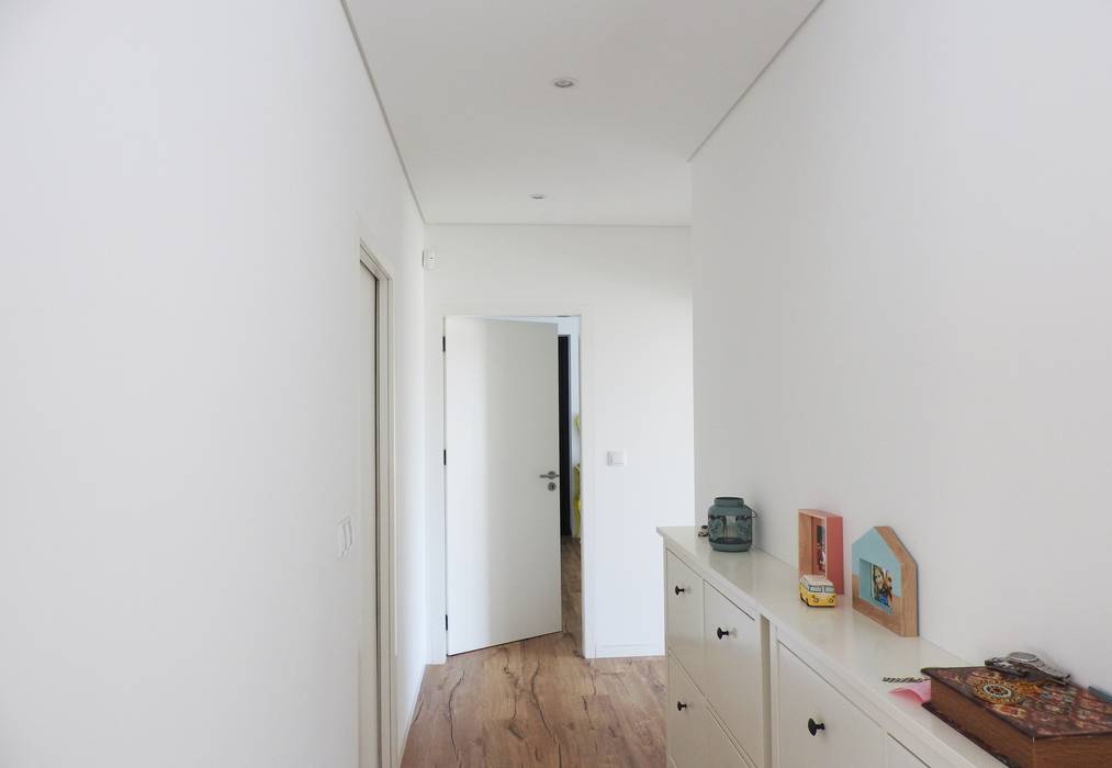 Casa Heitor, Jesus Correia Arquitecto Jesus Correia Arquitecto Modern Corridor, Hallway and Staircase