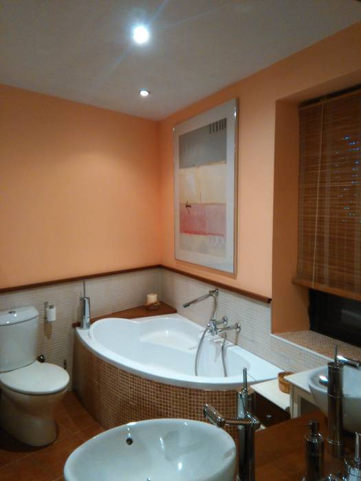 Un cálido Baño en tonos Terracota ideal para familias grandes , SQ-Decoración SQ-Decoración Modern bathroom Bathtubs & showers