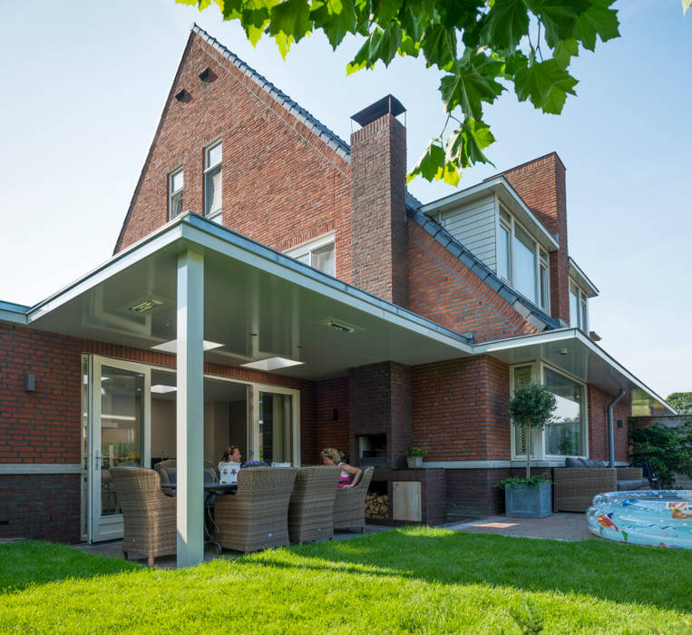 Uitbreiding met woonkeuken en veranda Architect2GO Landelijke balkons, veranda's en terrassen Multiplex overdekt terras,buitenhaard,BBQ,veranda,zinken daklijst,naadloos,zomeravond,genieten,tuin