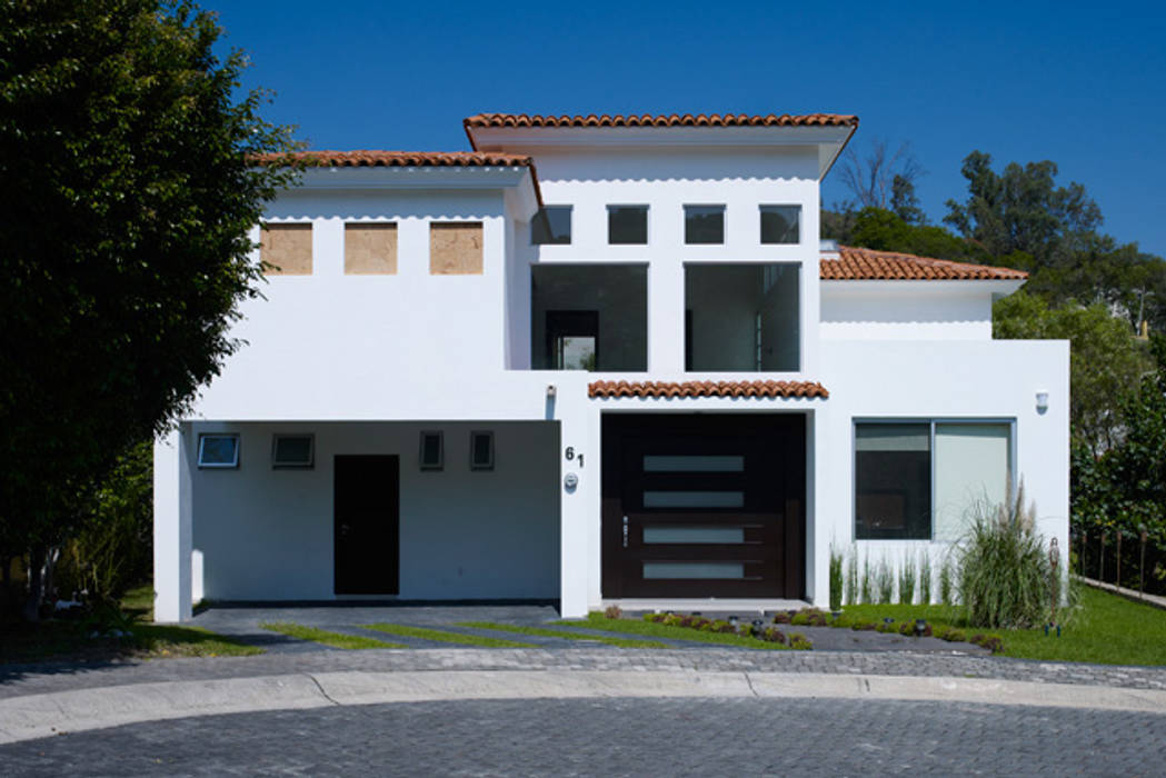 FACHADA Excelencia en Diseño Casas de estilo colonial Ladrillos