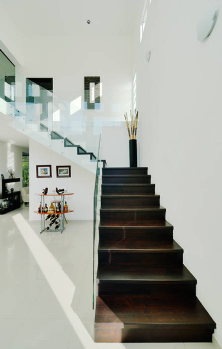 RESIDENCIA DIANA, Excelencia en Diseño Excelencia en Diseño Colonial style corridor, hallway& stairs Bricks