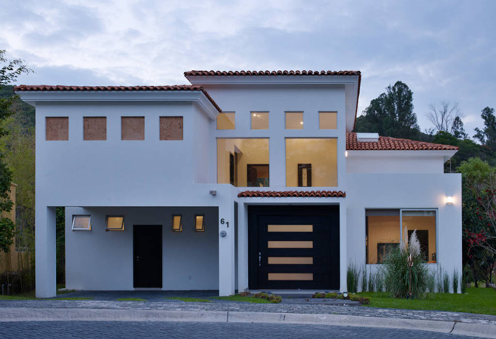 LA FACHADA Excelencia en Diseño Casas de estilo colonial Ladrillos