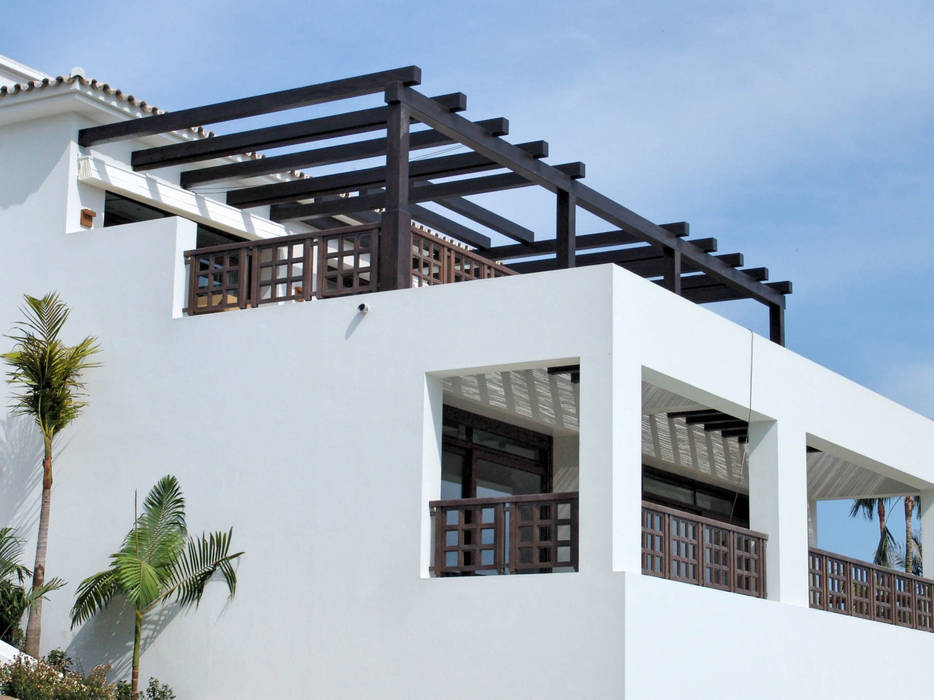Balcón y baranda con estructura de madera homify Balcones y terrazas rústicos