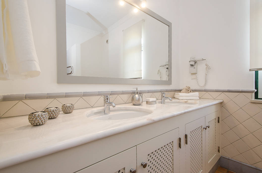 Private Interior Design Project - Quinta do Lago, Simple Taste Interiors Simple Taste Interiors Classic style bathroom Fittings