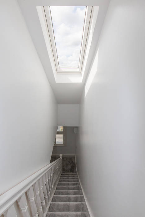 A roof window to brighten up the hallway! homify Pasillos, vestíbulos y escaleras de estilo moderno roof window,hallway,loft conversion