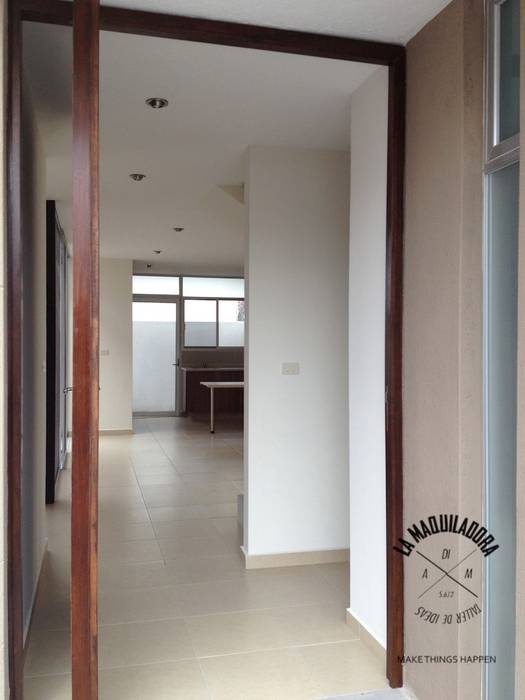 Casa Alborada, La Maquiladora / taller de ideas La Maquiladora / taller de ideas Pasillos, vestíbulos y escaleras de estilo minimalista