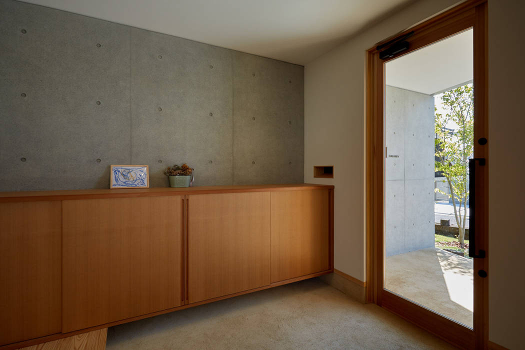 山里のいえ, toki Architect design office toki Architect design office モダンスタイルの 玄関&廊下&階段 木 木目調 玄関