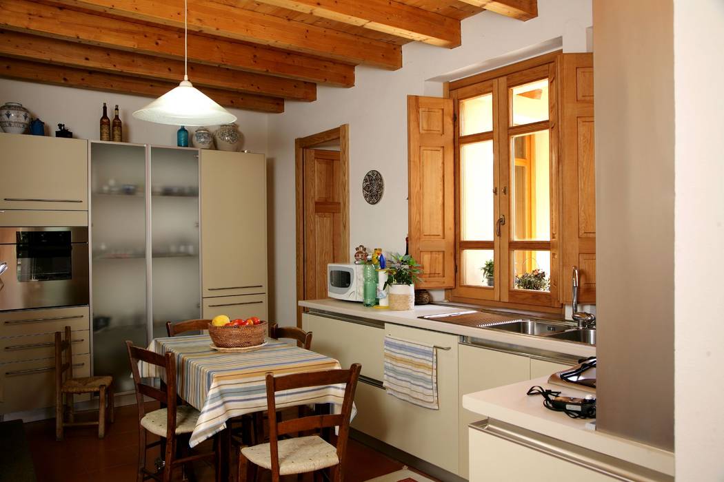 Casa in terra cruda, OPeA s.r.l. STP OPeA s.r.l. STP Cucina in stile mediterraneo Legno Effetto legno finestra in legno,cucina,rustico,sardegna