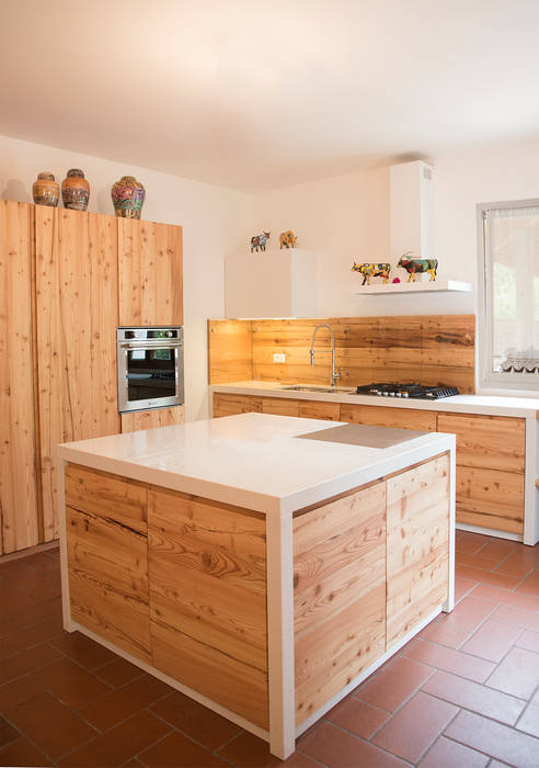 Cucina su misura in larice antico, RI-NOVO RI-NOVO ห้องครัว ไม้ Wood effect