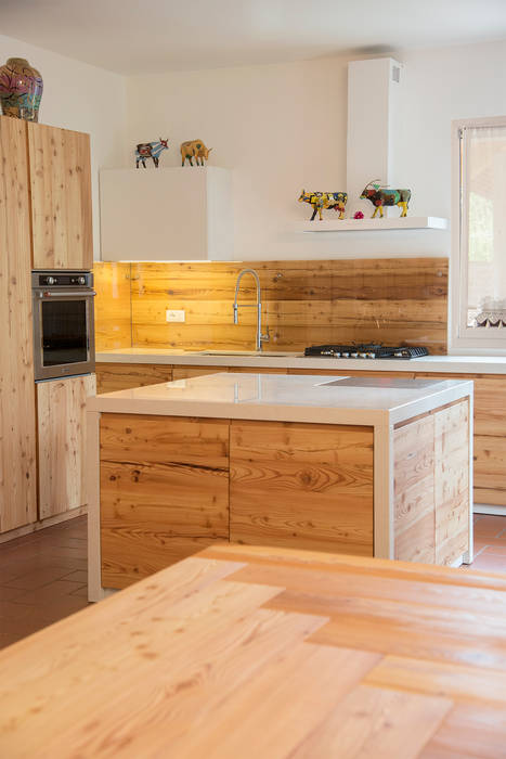 Cucina su misura in larice antico, RI-NOVO RI-NOVO Rustic style kitchen Wood Wood effect Bench tops