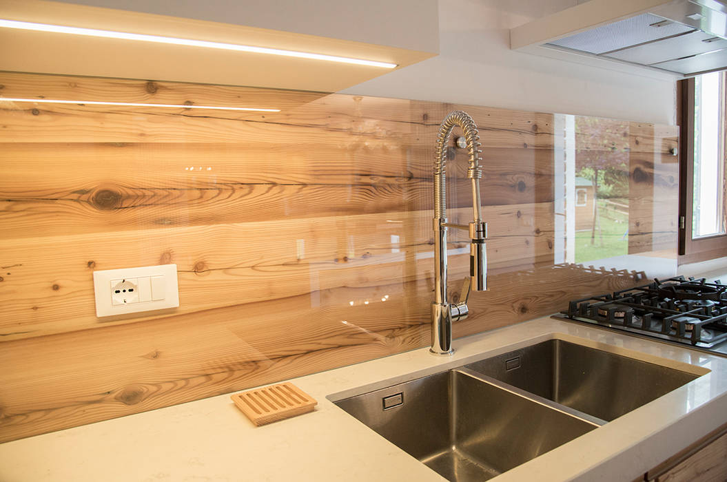 Cucina su misura in larice antico, RI-NOVO RI-NOVO Kitchen Wood Wood effect Sinks & taps