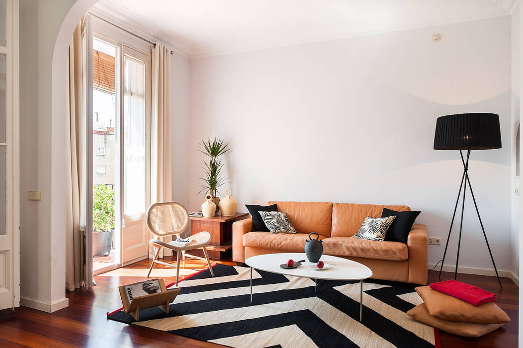 Living room Markham Stagers Ruang Keluarga Modern living room,rug,black and white,leather sofa,corner chair