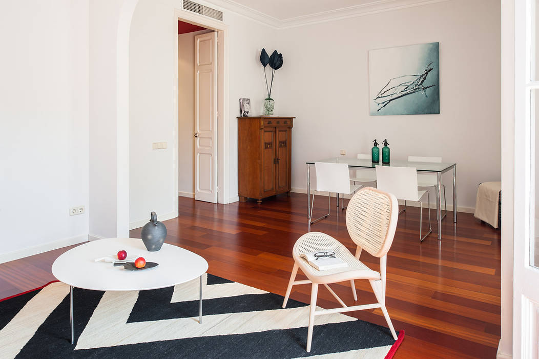 Living room detail Markham Stagers Ruang Keluarga Modern corner chair,chair,rug,wooden floor,blue