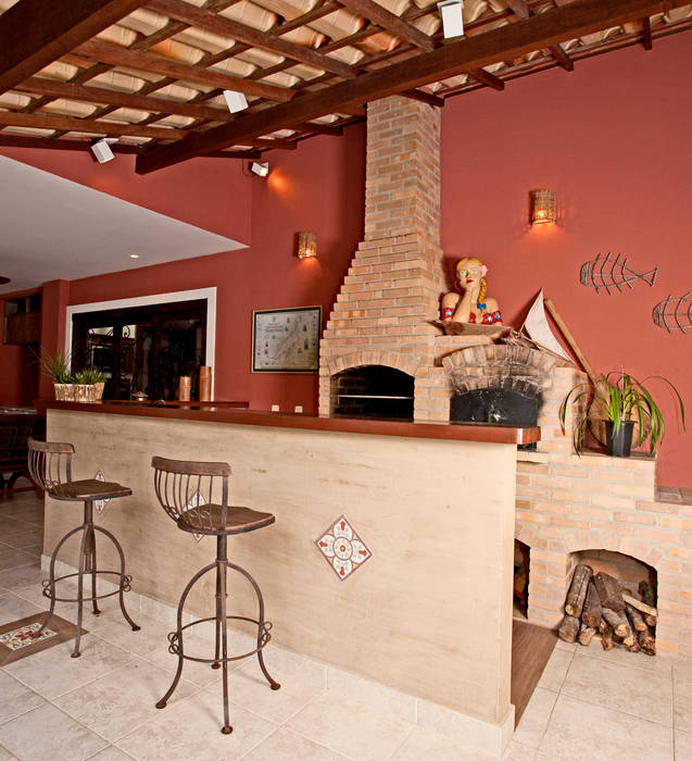 Veja o resultado da reforma da área externa dessa residência com área gourmet + cozinha!, Andréa Spelzon Interiores Andréa Spelzon Interiores Patios
